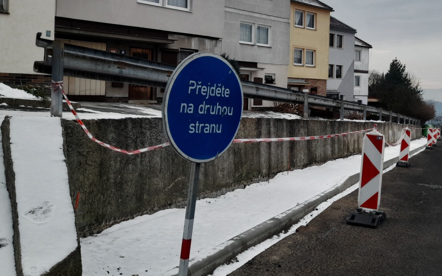 Oprava chodníků na okálech. 2x foto: Petr Sochůrek